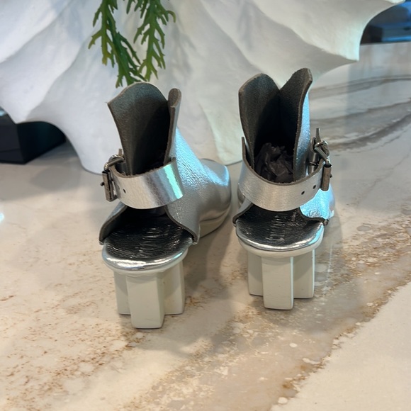 Trippen Silver metallic full grain leather booties! Fabulous shoes 💖💖💖NWOT - Picture 2 of 7